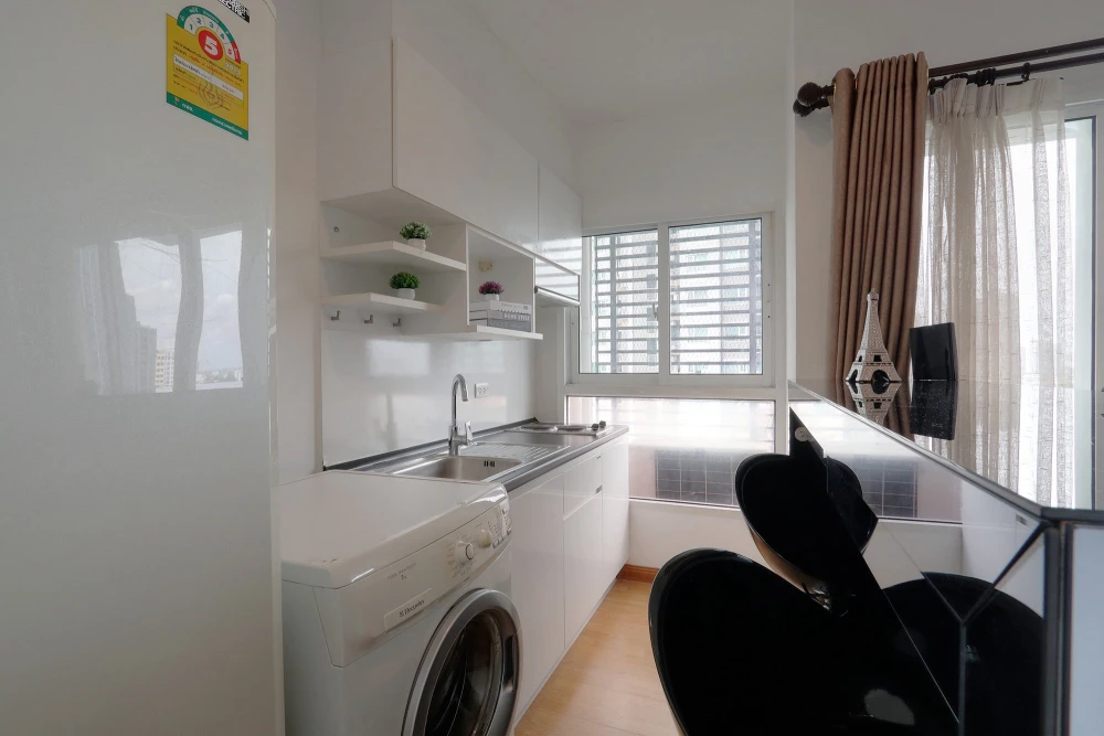 For sale: Parkland Grand Taksin, beautifully decorated, built-in, complete with furniture and appliances. Hurry and reserve before it's too late.