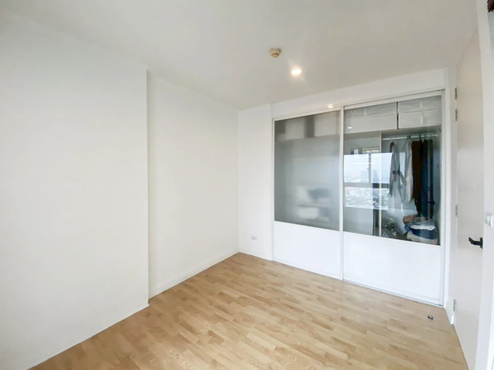 For sale: Parkland Taksin-Thapra with built-in kitchen, beautiful marble pattern artificial stone, great city view, very worth booking.