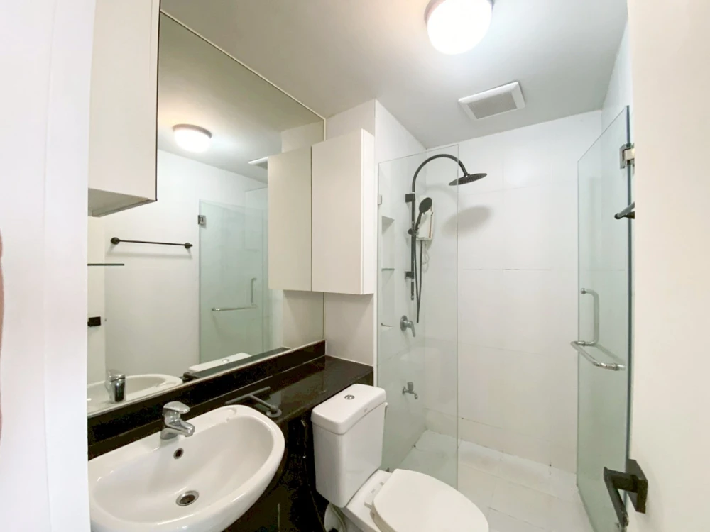 For sale: Parkland Taksin-Thapra with built-in kitchen, beautiful marble pattern artificial stone, great city view, very worth booking.