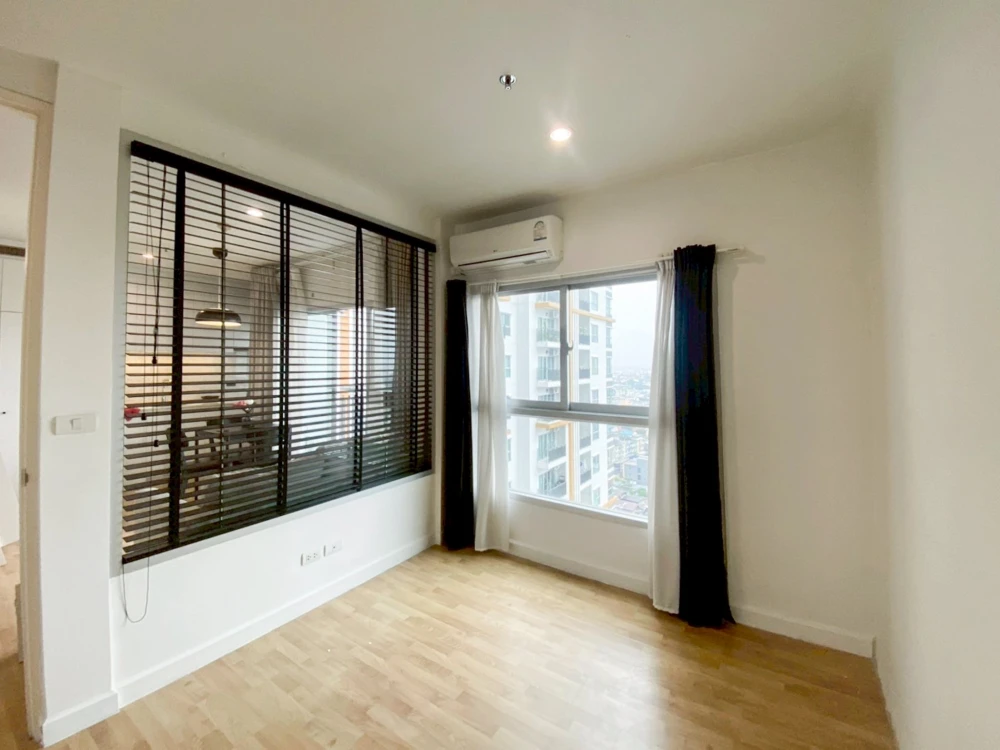 For sale: Parkland Taksin-Thapra with built-in kitchen, beautiful marble pattern artificial stone, great city view, very worth booking.