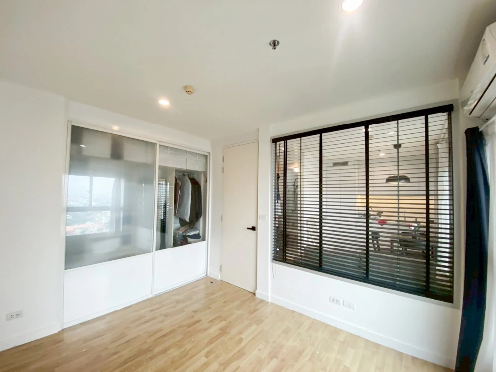 For sale: Parkland Taksin-Thapra with built-in kitchen, beautiful marble pattern artificial stone, great city view, very worth booking.