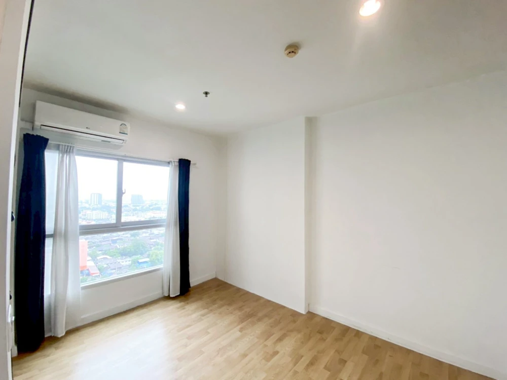 For sale: Parkland Taksin-Thapra with built-in kitchen, beautiful marble pattern artificial stone, great city view, very worth booking.
