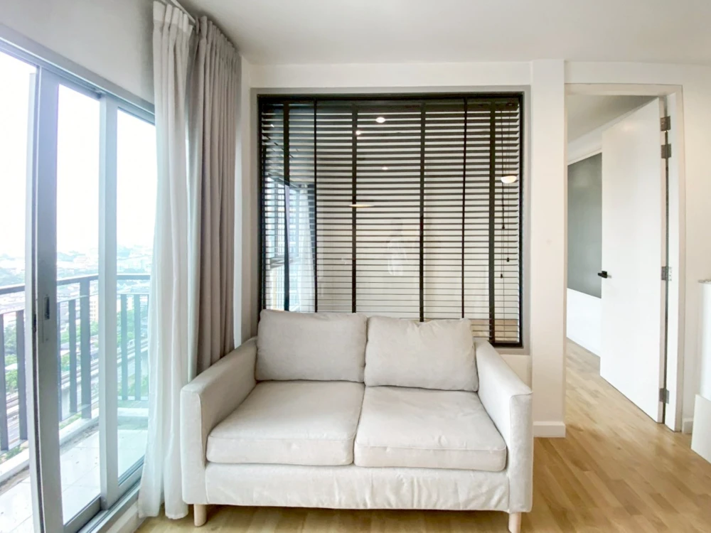For sale: Parkland Taksin-Thapra with built-in kitchen, beautiful marble pattern artificial stone, great city view, very worth booking.