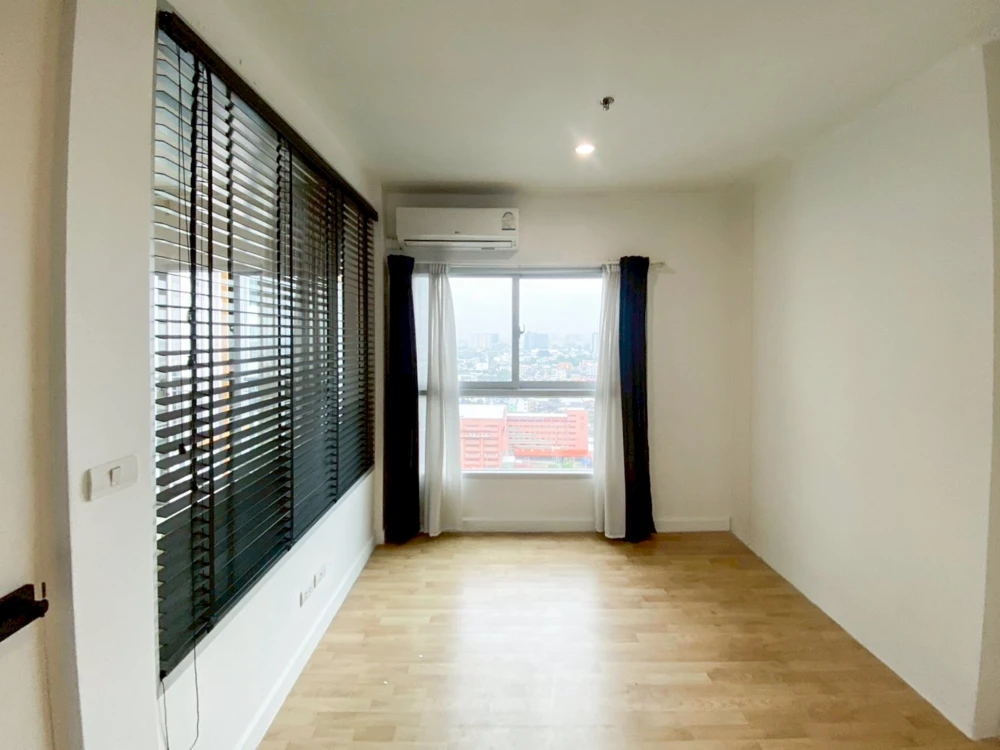 For sale: Parkland Taksin-Thapra with built-in kitchen, beautiful marble pattern artificial stone, great city view, very worth booking.