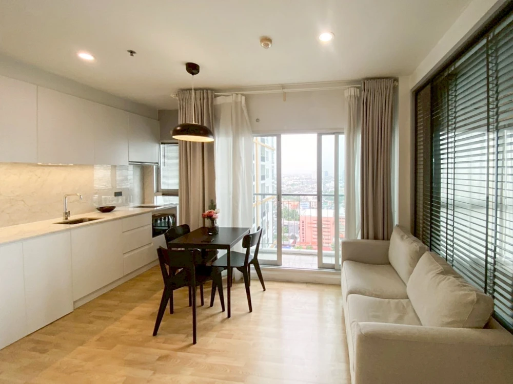 For sale: Parkland Taksin-Thapra with built-in kitchen, beautiful marble pattern artificial stone, great city view, very worth booking.