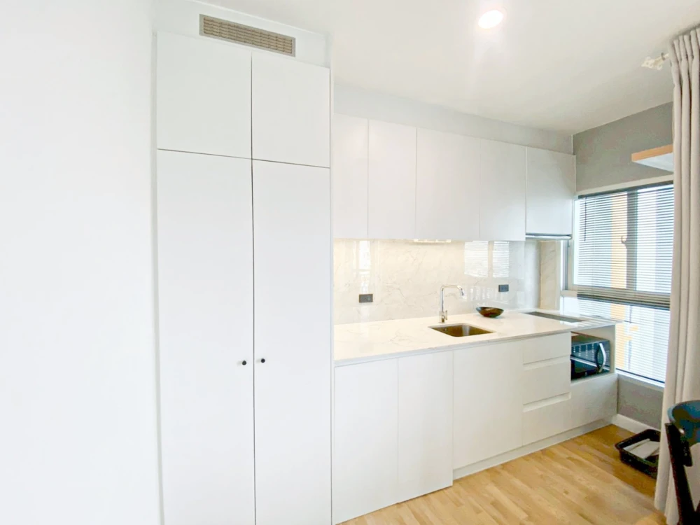 For sale: Parkland Taksin-Thapra with built-in kitchen, beautiful marble pattern artificial stone, great city view, very worth booking.