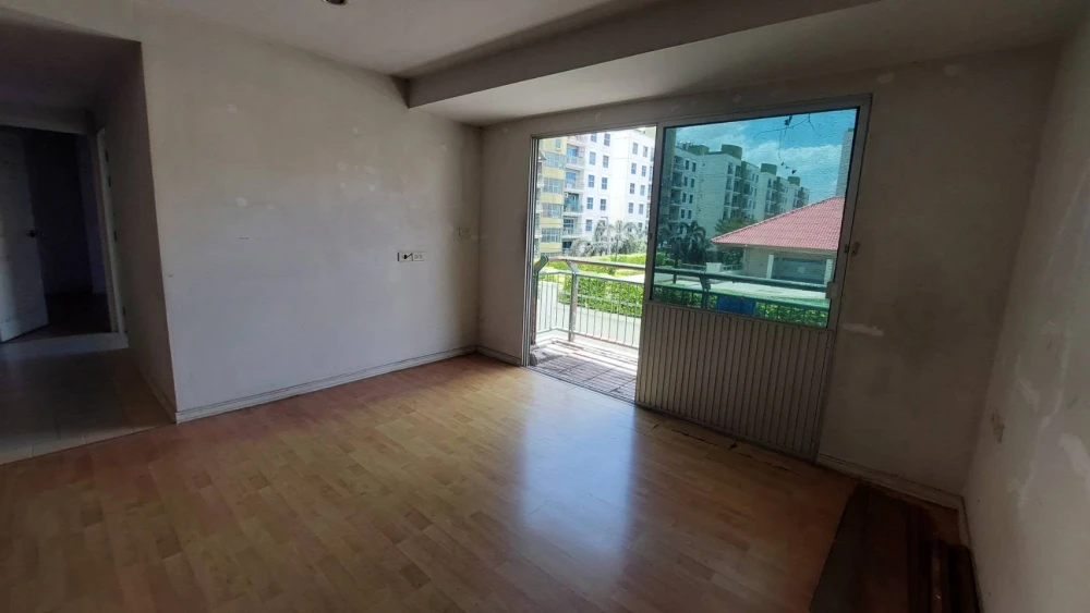 For Sale: Parkview Vibhavadi. Spacious and comfortable, offering a house-like feel. Enjoy cool breezes and excellent airflow; the unit receives mornin