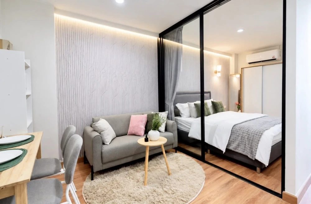 Selling a north-facing unit at Pattanakarn Life Complex. Prime location, minimalist design. Book now!