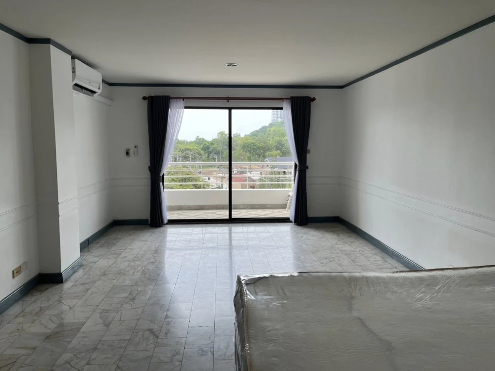 For sale: Pattaya Hill Resort, spacious rooms, lots of usable space, good location, comes with complete facilities, book now.