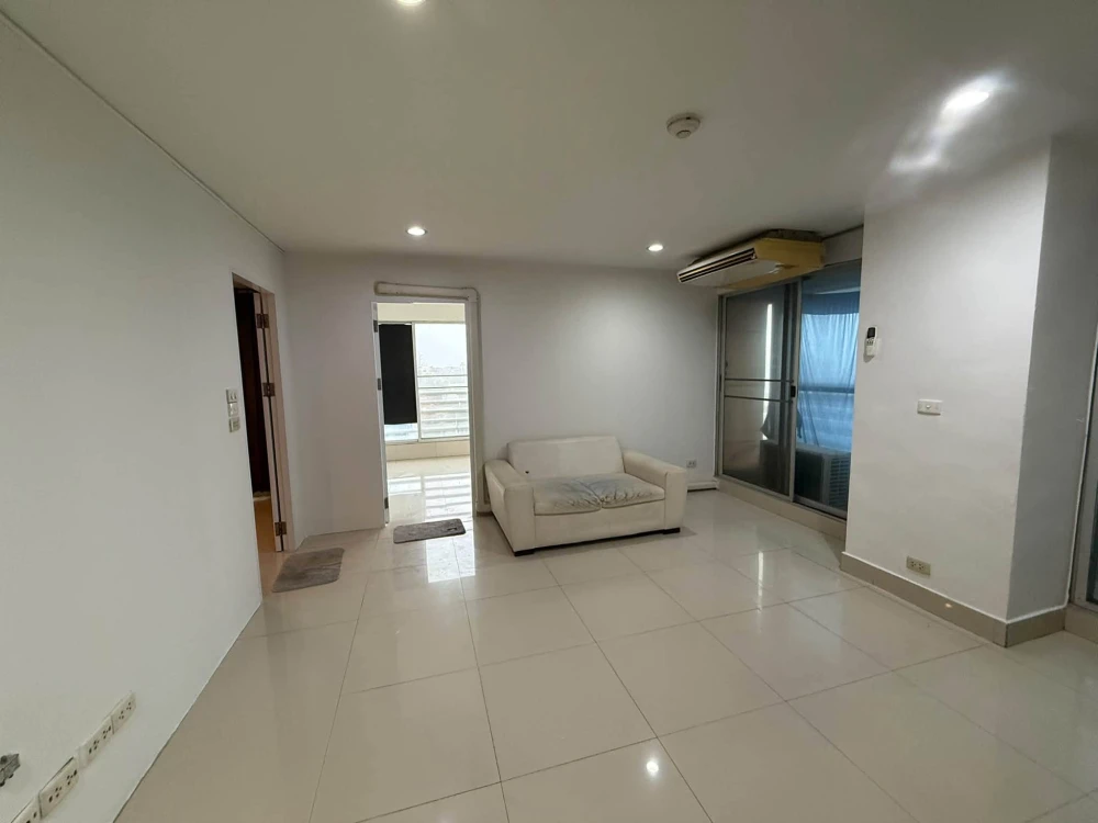 Selling Pinklao River Park View, 2 bedrooms, spacious living area, complete amenities. Don't miss out!