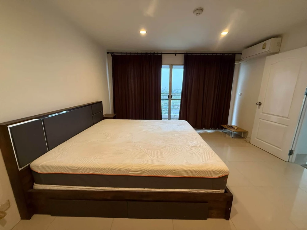 Selling Pinklao River Park View, 2 bedrooms, spacious living area, complete amenities. Don't miss out!