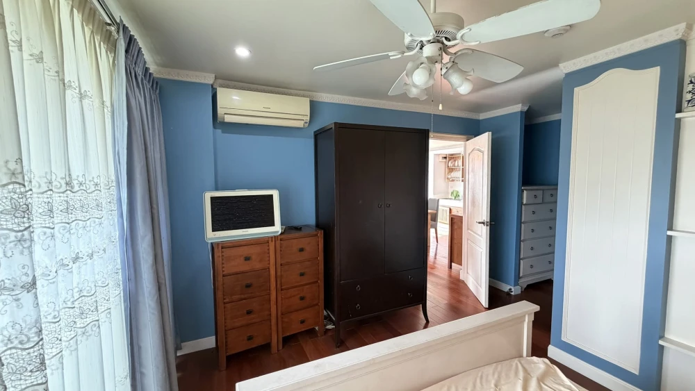 Selling Pinklao River Park View, corner unit with pool view, fully furnished with real wood flooring, decorated in English style. Don't miss out!