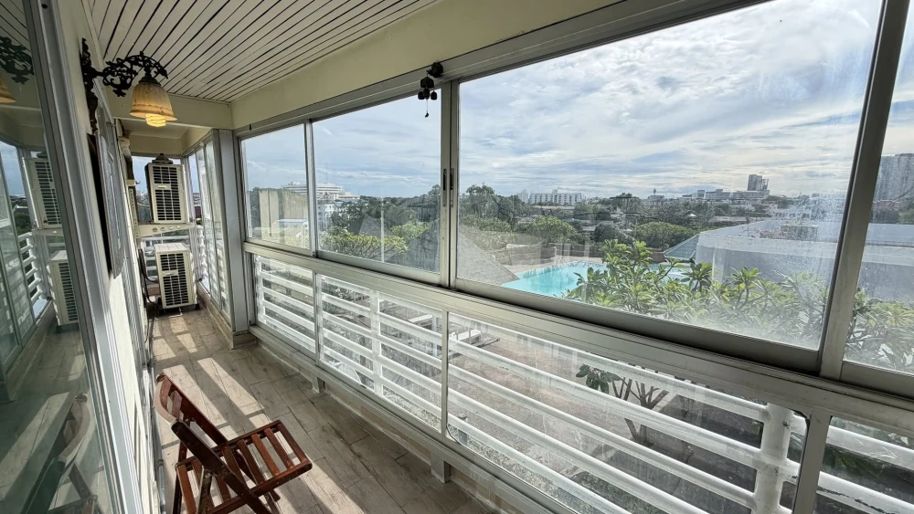 Selling Pinklao River Park View, corner unit with pool view, fully furnished with real wood flooring, decorated in English style. Don't miss out!