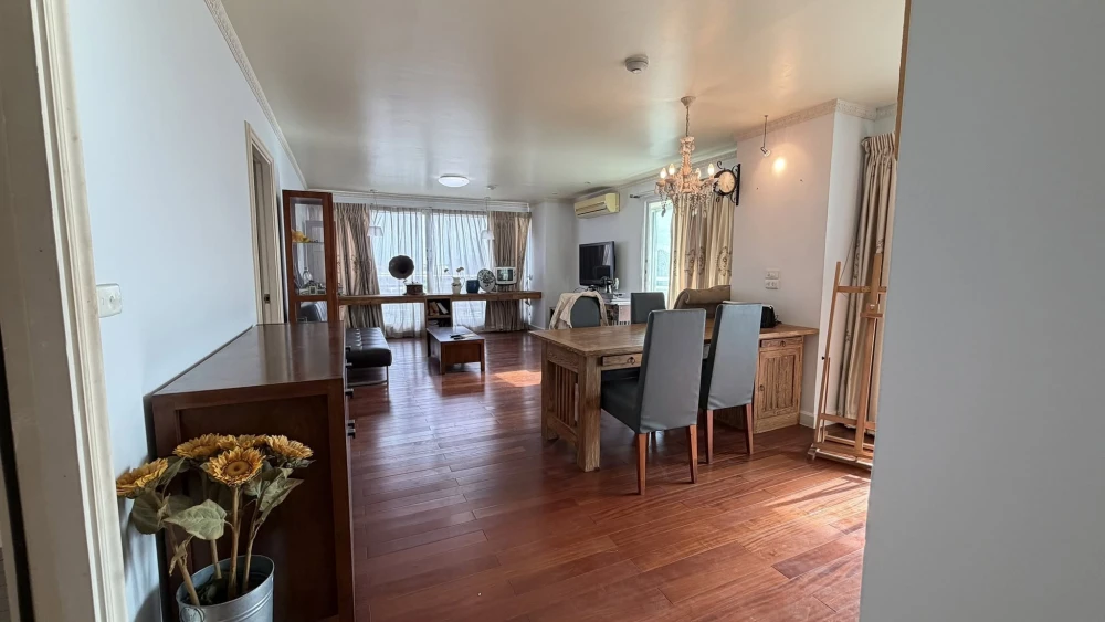 Selling Pinklao River Park View, corner unit with pool view, fully furnished with real wood flooring, decorated in English style. Don't miss out!