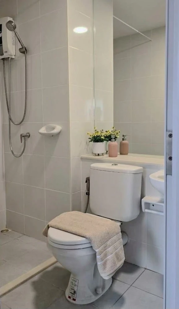 Plum Condo Chaengwattana Station for sale. Nice unit, fully furnished. Just bring your belongings and move in!