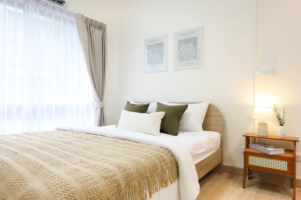 Plum Condo Ladprao 101 for sale. Ready to move in, fully furnished, clean white color scheme. Just bring your personal belongings and you can move rig