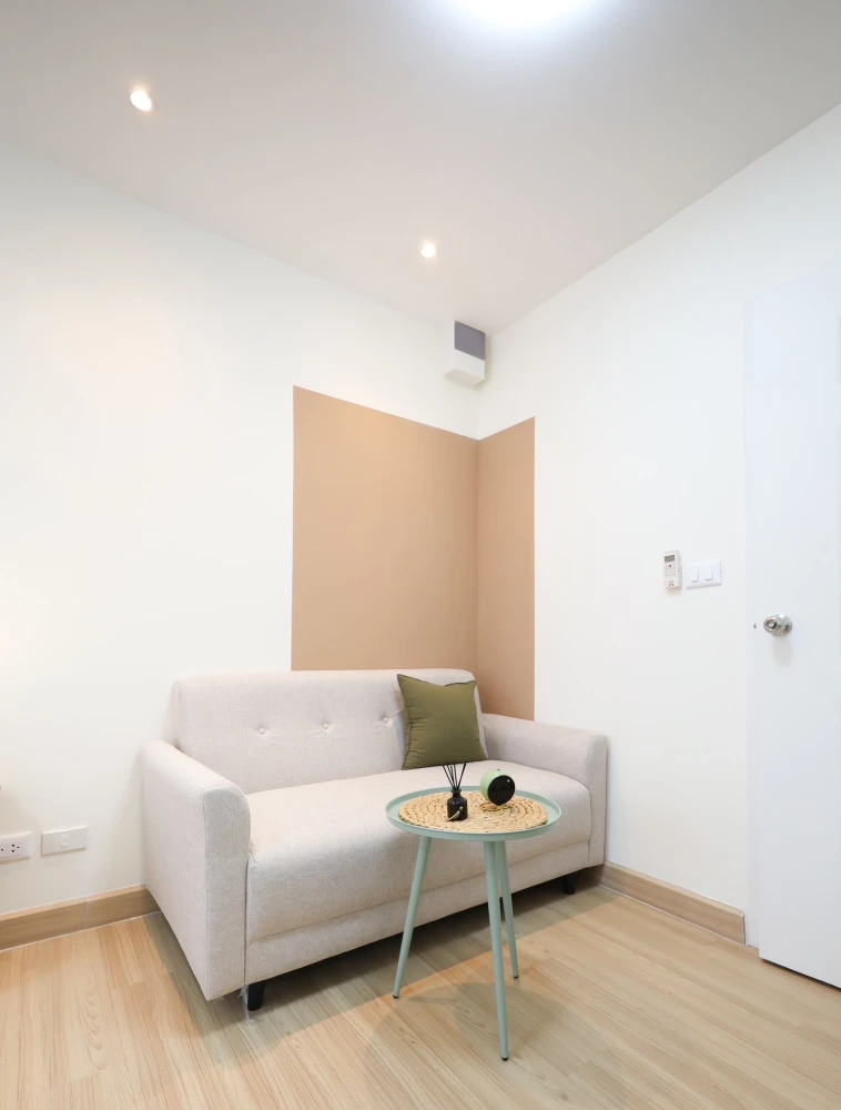 Plum Condo Ladprao 101 for sale. Ready to move in, fully furnished, clean white color scheme. Just bring your personal belongings and you can move rig