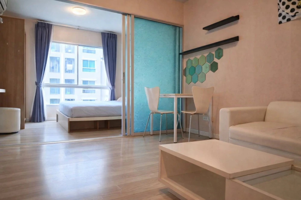 Plum Condo Laemchabang for sale: 1 bedroom, 1 bathroom, fully furnished, pool view, convenient location. Book now!
