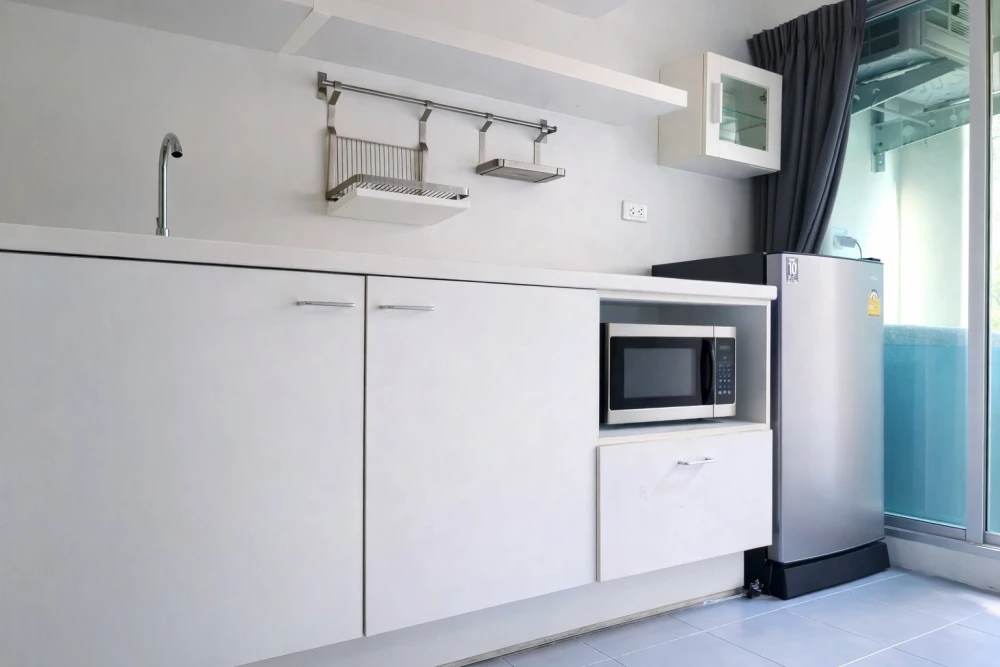 Plum Condo Laemchabang for sale: 1 bedroom, 1 bathroom, fully furnished, pool view, convenient location. Book now!