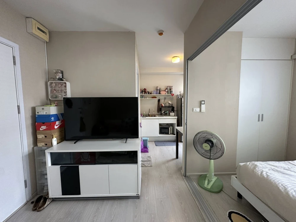 Plum Condo Park Rangsit for sale, 6th floor unit. High-quality built-in furniture, beautiful swimming pool view. Book now!