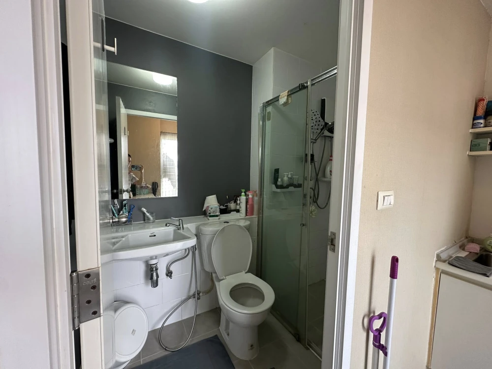 Plum Condo Park Rangsit for sale, 6th floor unit. High-quality built-in furniture, beautiful swimming pool view. Book now!