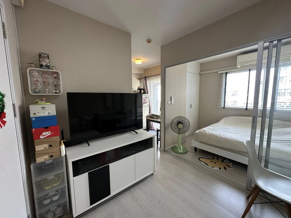 Plum Condo Park Rangsit for sale, 6th floor unit. High-quality built-in furniture, beautiful swimming pool view. Book now!