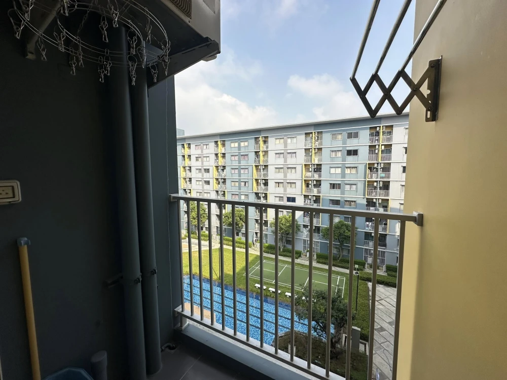 Plum Condo Park Rangsit for sale, 6th floor unit. High-quality built-in furniture, beautiful swimming pool view. Book now!