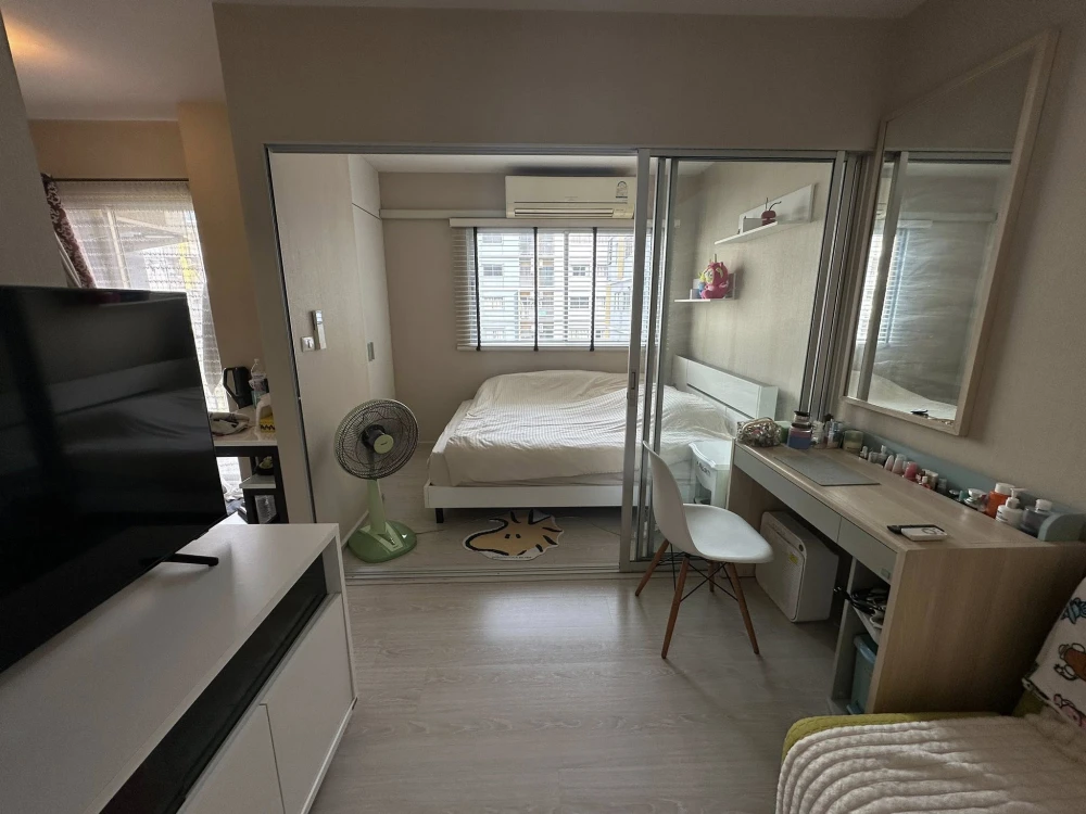 Plum Condo Park Rangsit for sale, 6th floor unit. High-quality built-in furniture, beautiful swimming pool view. Book now!