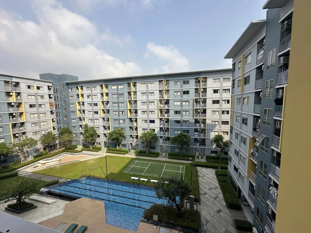 Plum Condo Park Rangsit for sale, 6th floor unit. High-quality built-in furniture, beautiful swimming pool view. Book now!