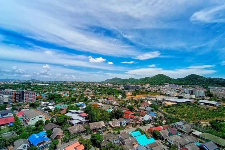 Plus Condominium Sriracha for sale. Beautiful sea views and city views with refreshing green mountains. Fully furnished and ready to move in!
