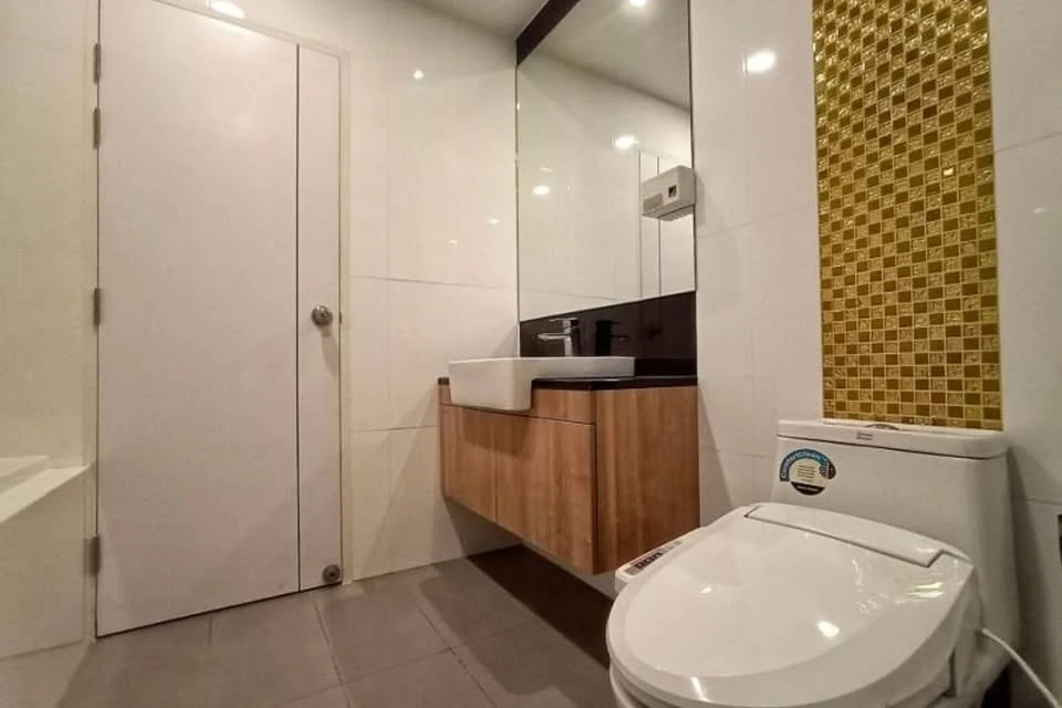 Plus Condominium Sriracha for sale. Beautiful sea views and city views with refreshing green mountains. Fully furnished and ready to move in!