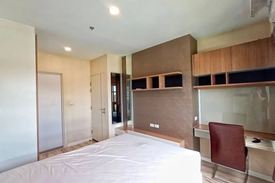 Plus Condominium Sriracha for sale. Beautiful sea views and city views with refreshing green mountains. Fully furnished and ready to move in!