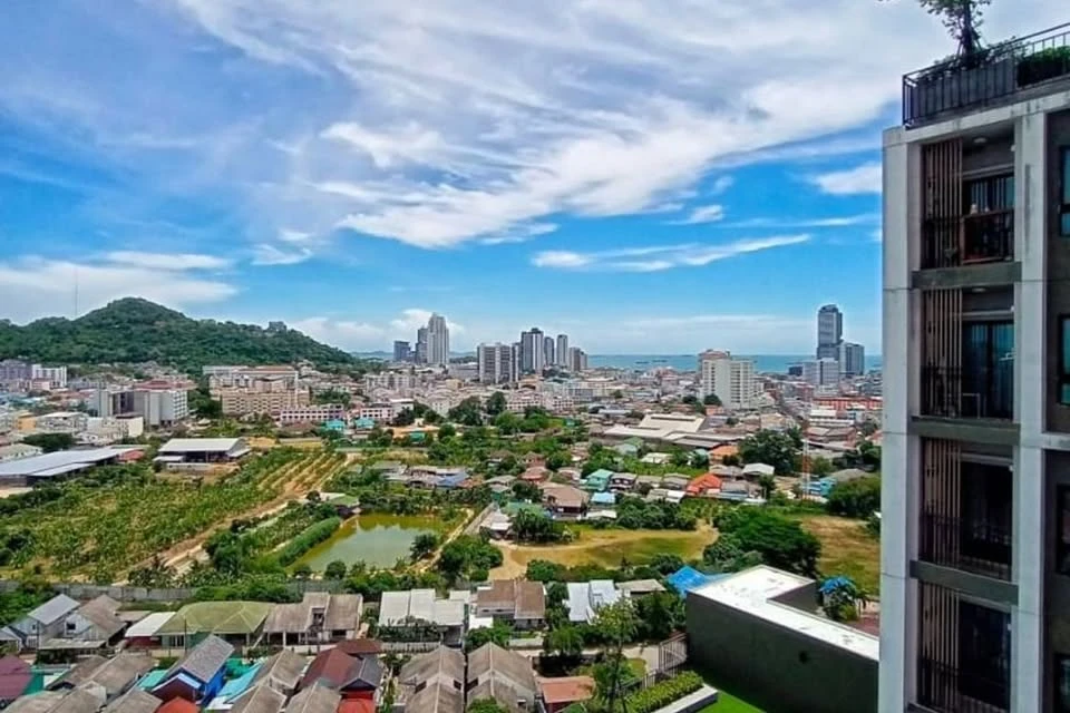 Plus Condominium Sriracha for sale. Beautiful sea views and city views with refreshing green mountains. Fully furnished and ready to move in!