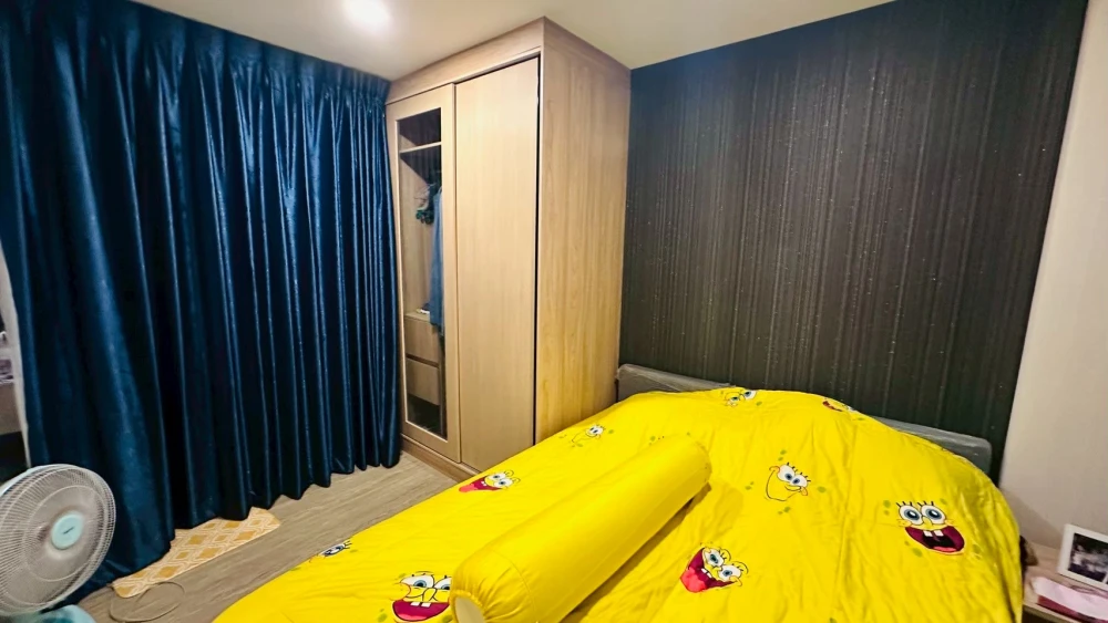 For sale: Polis Suksawat 64 Pool Access, you can get into the pool from the room, like staying at a resort every day, wide windows, get morning sun.