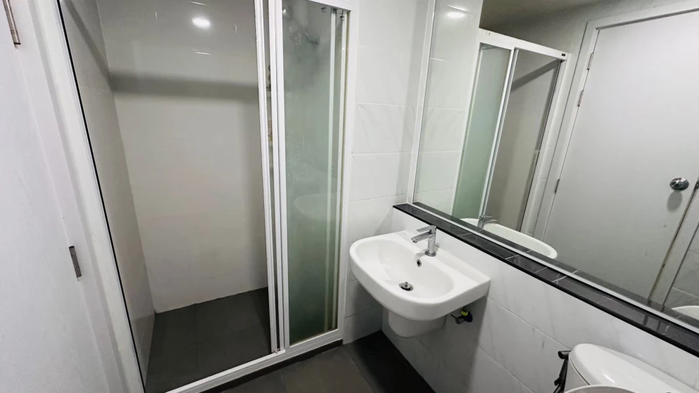 For sale: Polis Suksawat 64 Pool Access, you can get into the pool from the room, like staying at a resort every day, wide windows, get morning sun.