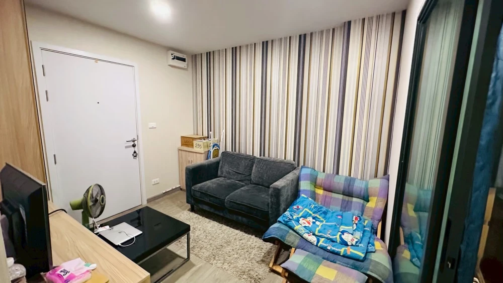 For sale: Polis Suksawat 64 Pool Access, you can get into the pool from the room, like staying at a resort every day, wide windows, get morning sun.