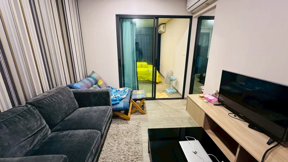 For sale: Polis Suksawat 64 Pool Access, you can get into the pool from the room, like staying at a resort every day, wide windows, get morning sun.