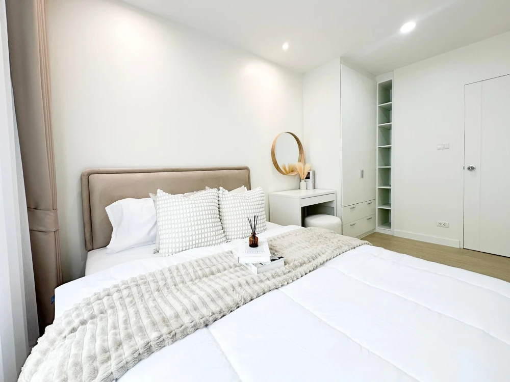 Selling a 2-bedroom, 2-bathroom corner unit at Premsiri Boutique Park. Private and stylishly decorated in a minimalist design. A very comfortable and