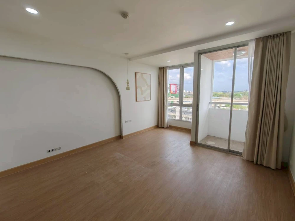 Selling Prima Srinakarin condo, 8th floor, city and BTS view, bright and airy atmosphere. Book now!