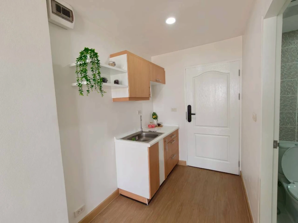 Selling Prima Srinakarin condo, 8th floor, city and BTS view, bright and airy atmosphere. Book now!
