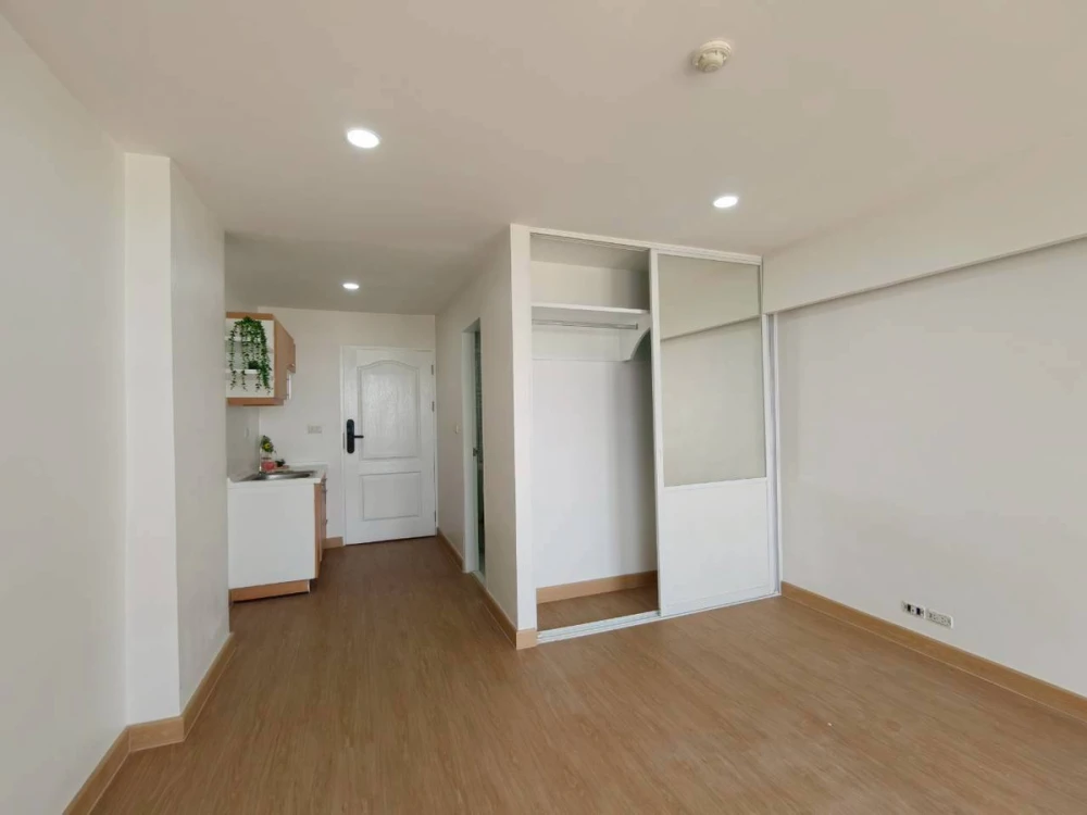 Selling Prima Srinakarin condo, 8th floor, city and BTS view, bright and airy atmosphere. Book now!