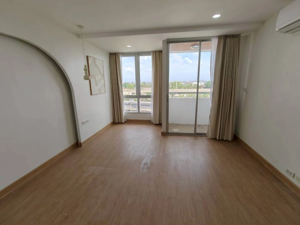 Selling Prima Srinakarin condo, 8th floor, city and BTS view, bright and airy atmosphere. Book now!