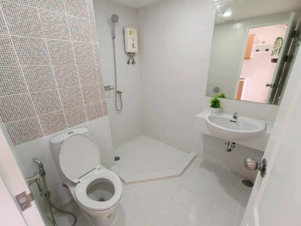 Selling Prima Srinakarin condo, 8th floor, city and BTS view, bright and airy atmosphere. Book now!