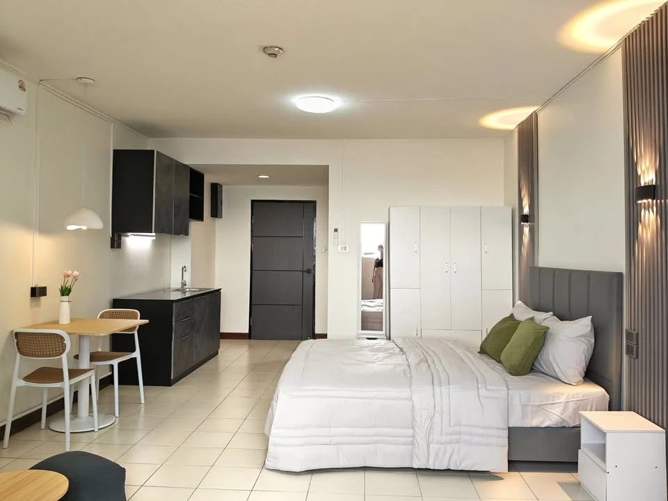 Selling P.S.T. Condoville, located on the 8th floor. It's a great location, not too hot, and doesn't require much air conditioning. The balcony overlo