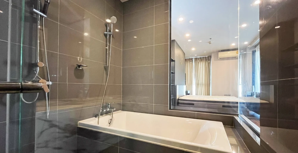 Selling Q Chidlom-Phetchaburi condo. Spacious, high-floor unit with full furnishings. Book now!