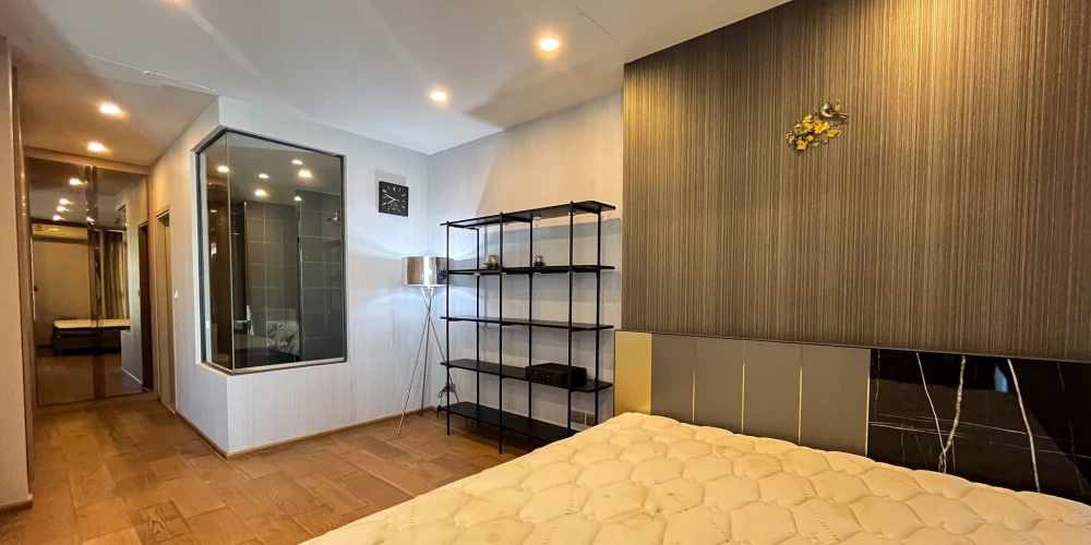 Selling Q Chidlom-Phetchaburi condo. Spacious, high-floor unit with full furnishings. Book now!