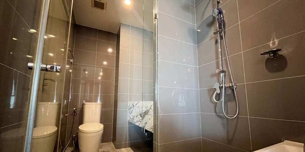 Selling Q Chidlom-Phetchaburi condo. Spacious, high-floor unit with full furnishings. Book now!