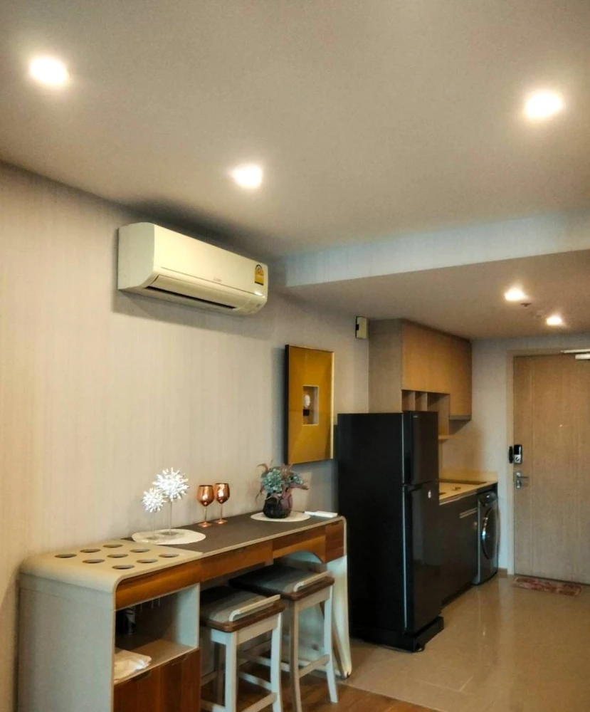 Selling Q Chidlom-Phetchaburi condo. Spacious, high-floor unit with full furnishings. Book now!