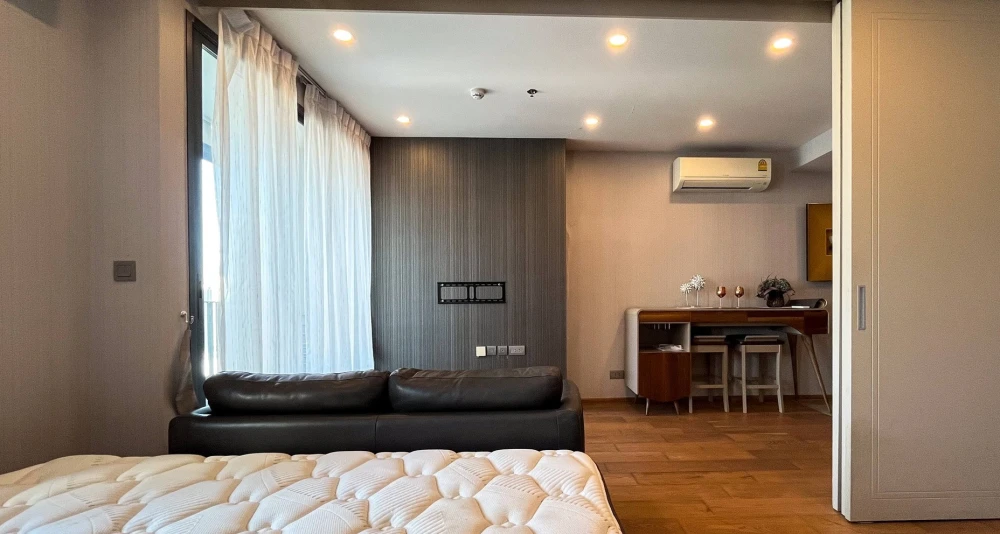 Selling Q Chidlom-Phetchaburi condo. Spacious, high-floor unit with full furnishings. Book now!
