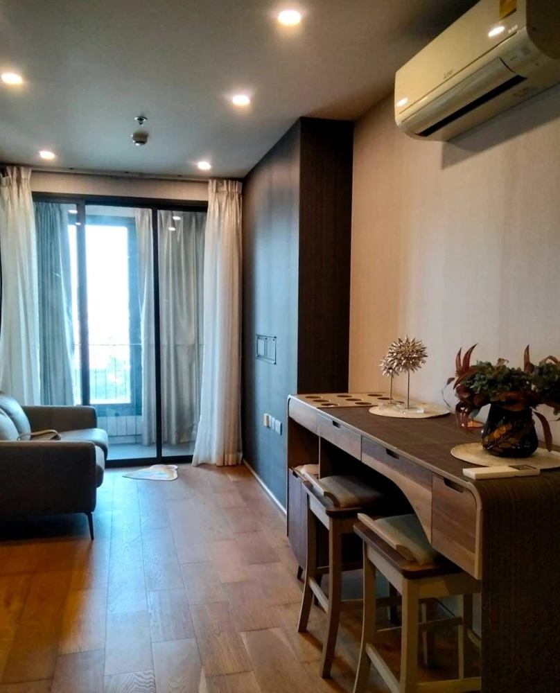 Selling Q Chidlom-Phetchaburi condo. Spacious, high-floor unit with full furnishings. Book now!